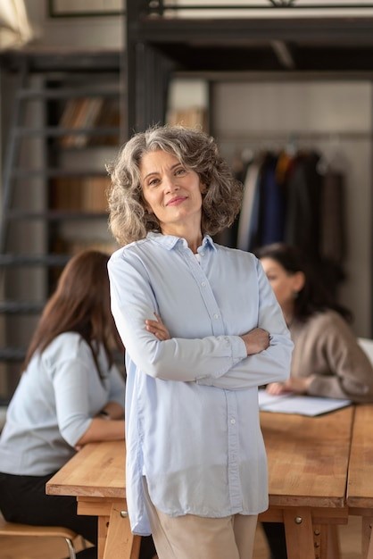 Femme profession libérale en chemise